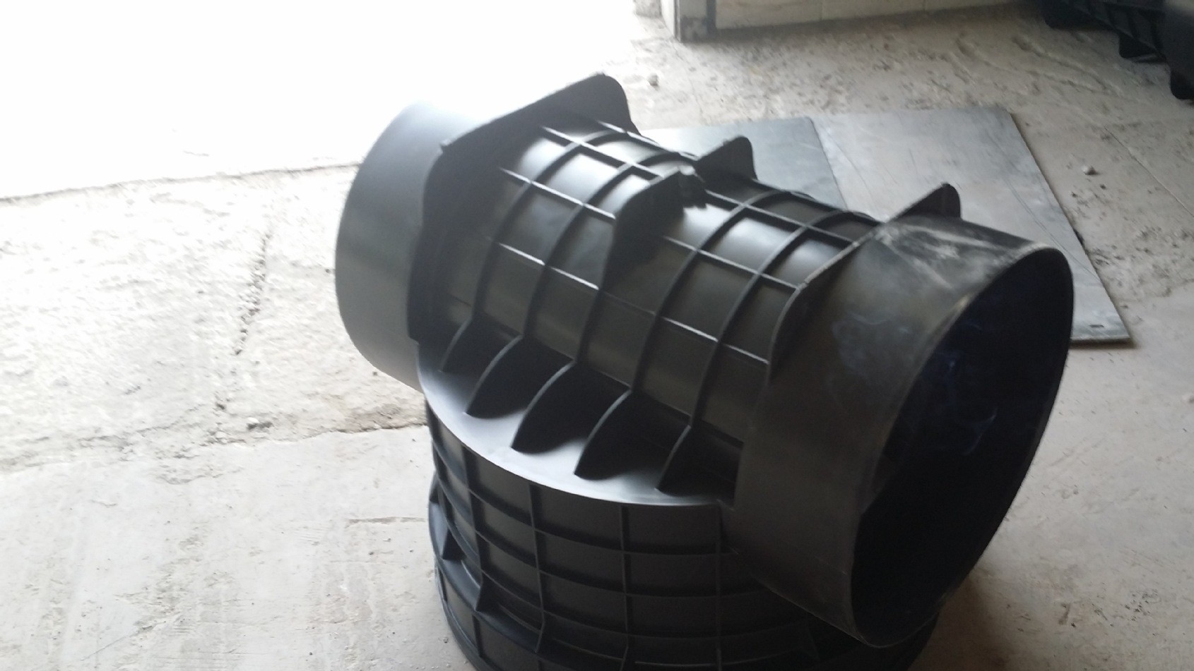 你知道為什么井蓋大多分布在馬路中間嗎？